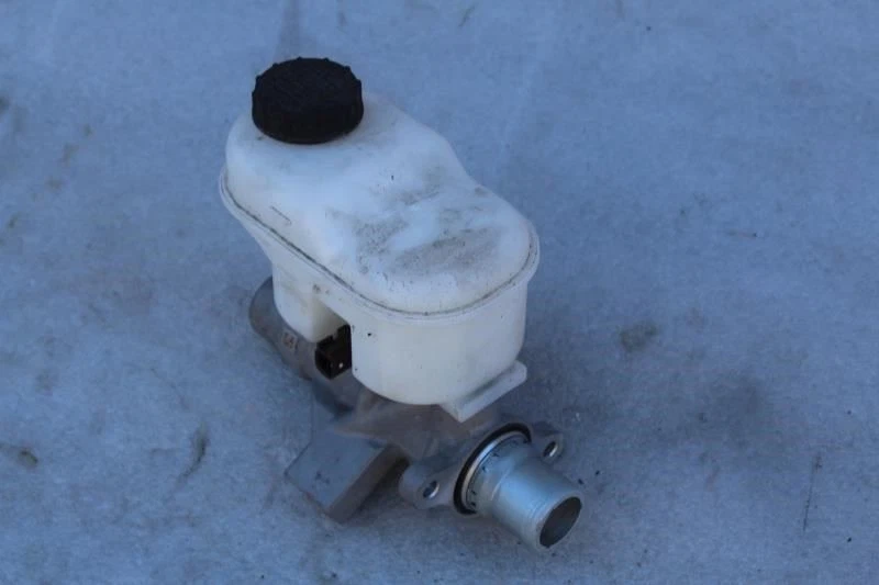 2020 LINCOLN NAVIGATOR BRAKE MASTER CYLINDER WITH RESERVOIR - Image 2 of 4