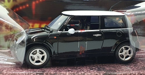 Motormax 1/18 Scale - 73114 - MINI Cooper - Black/white - Picture 4 of 5