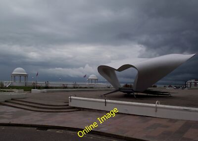 Foto 6x4 Skulptur vor De La Warr Pavillon Bexhill Blick über 2012