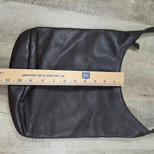 Bolso hobo de hombro con una correa de cuero marrón oscuro The Sak con bolsillos de viaje - Imagen 10 de 15