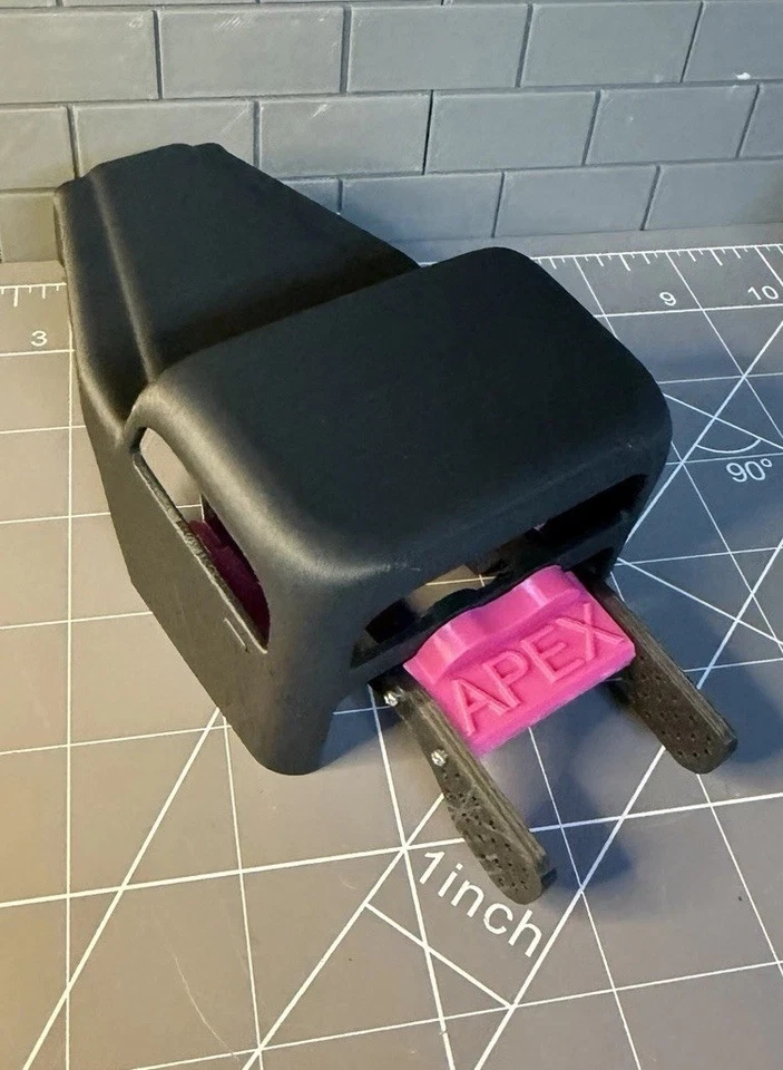 SCX24 Black And pink Single Cab With The NEW APEX V2 Chassis - Image 3 of 4