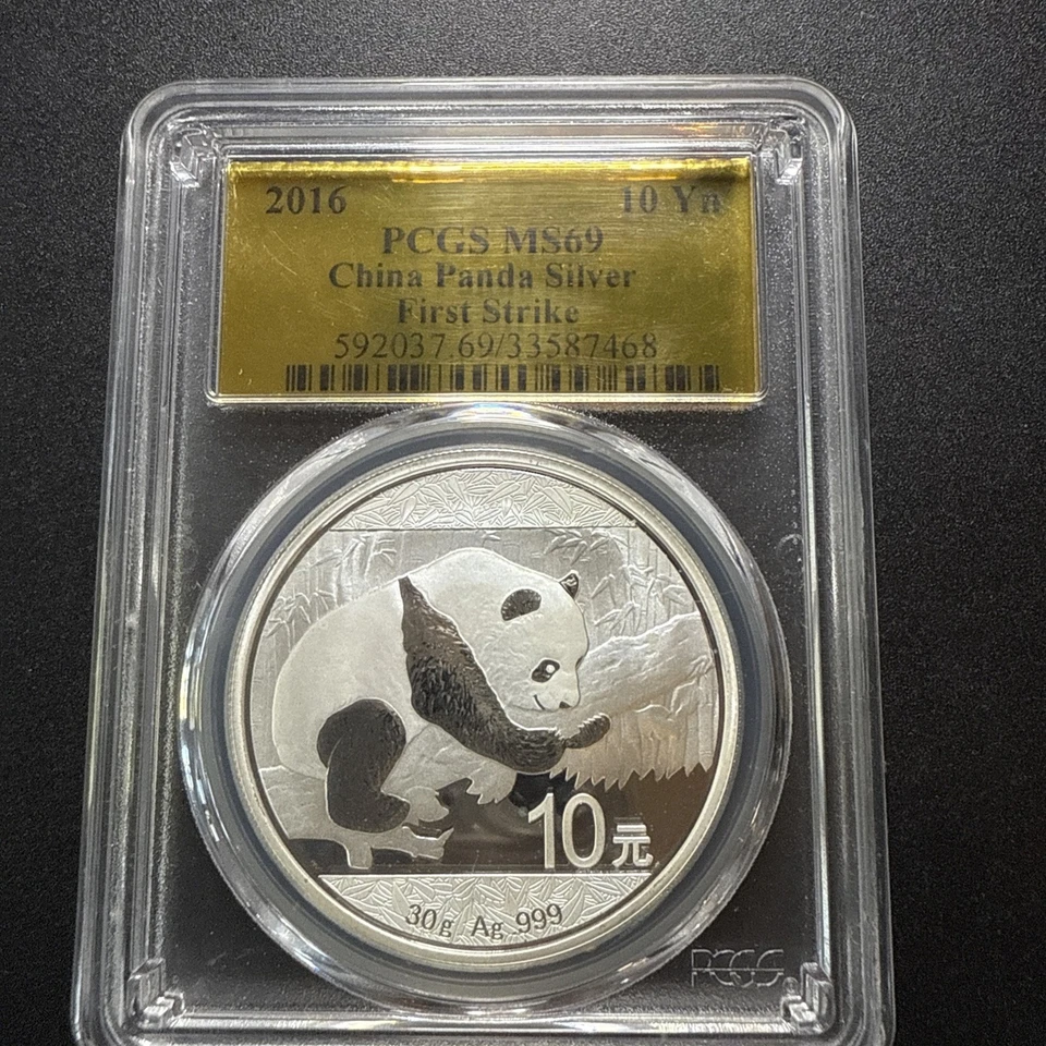 China 2016 10 yuanes Silver Panda · PCGS MS69 Gold Label · First Strike · 30 g .999 Foto 2 de 4