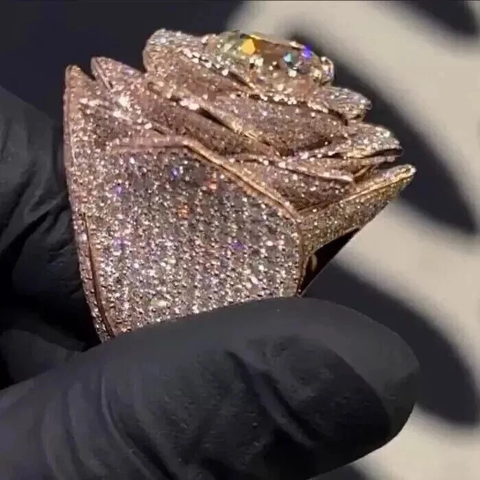 Anillo de flores con racimo de diamantes de corte redondo de 4,00 quilates acabado en oro rosa de 14 quilates Foto 3 de 4