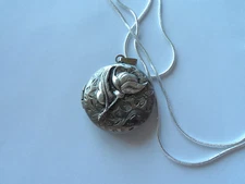 ANTIQUE SILVER COLOR FLORAL LOCKET ROUND SMALL 18"