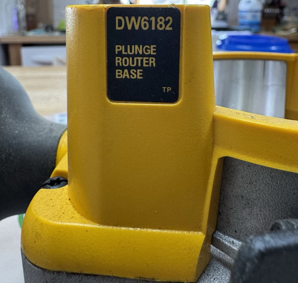 Dewalt DW6182 погружное основание для компактных фрезерных стальных стержней для плавного погружного хода - Изображение 2 из 3