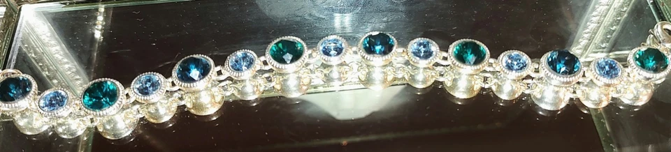 Pulsera Nine West Tono Plata Con Piedras Azules, Cierre Langosta Foto 4 de 4