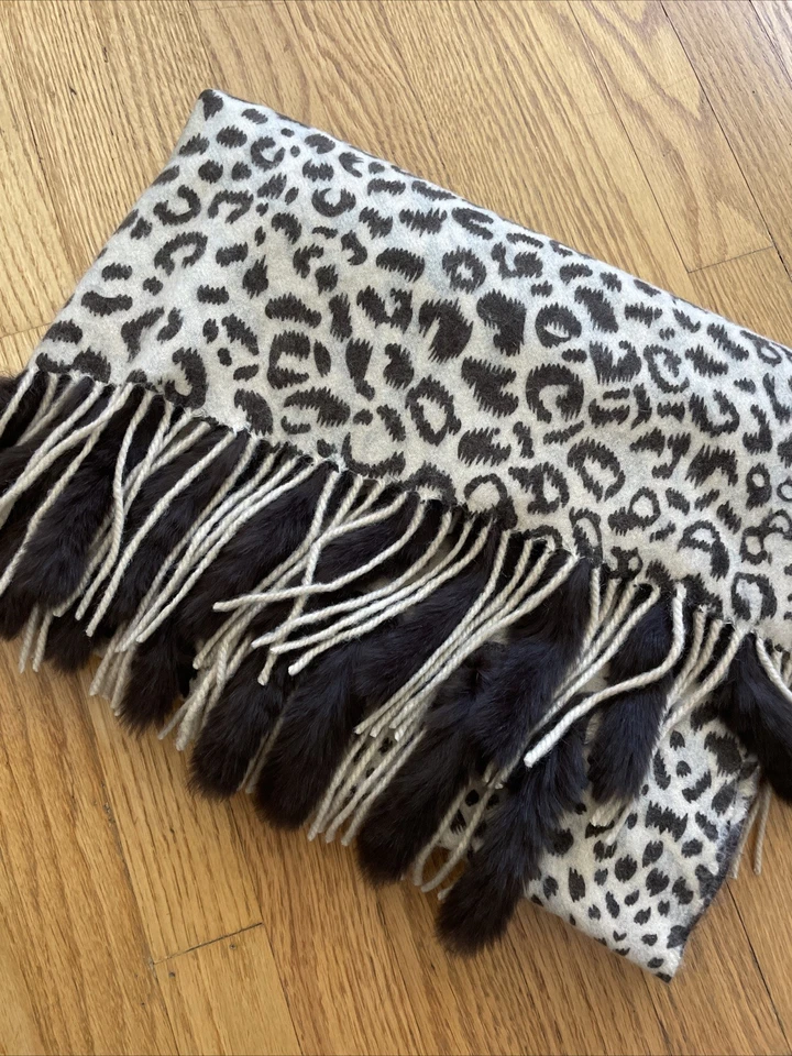 Mantón envolvente estampado animal cachemir La Fiorentina talla OS ribete de piel de conejo Foto 3 de 4