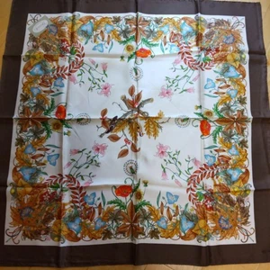 écharpe carrée vintage Gucci marron ivoire motif floral design populaire italie japon