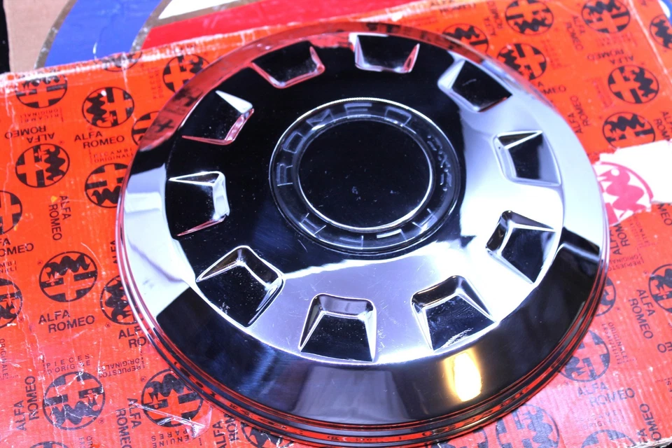 Tampa de roda central Alfa Romeo 2600 fabricante de equipamento original novo na caixa - Imagem 4 de 4