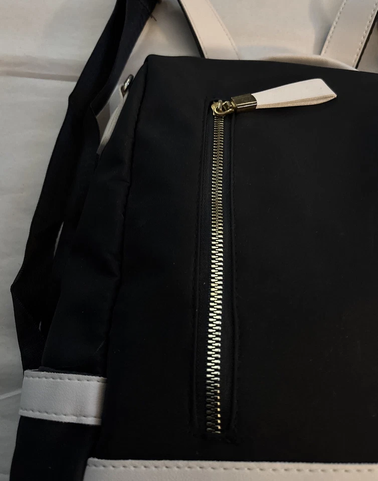 Cartera mochila negra satinada e imitación cuero con muchas cremalleras Foto 3 de 4