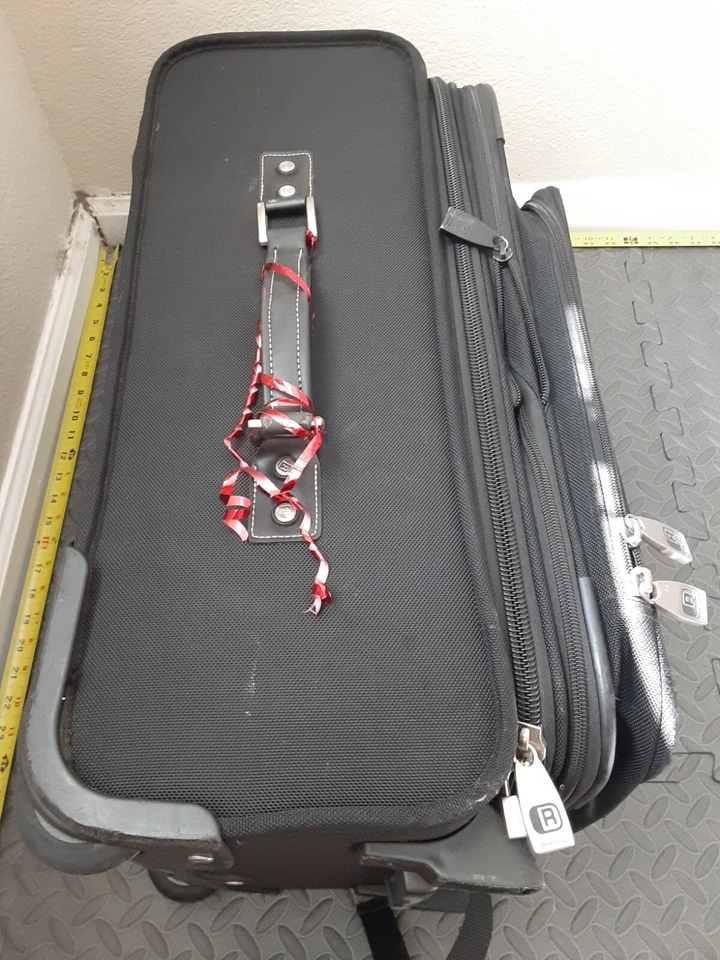 Maleta de equipaje Kenneth Cole Reaction Softside negra 20 pulgadas #S199 Foto 3 de 4