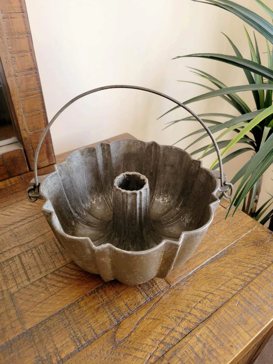 Vintage Cast Iron Bundt Cake Pan 