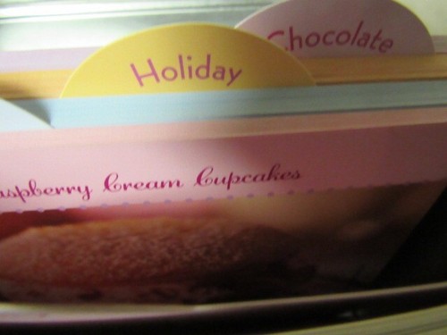 Cupcake Recipes in Metal Tin Case - Picture 9 of 10
