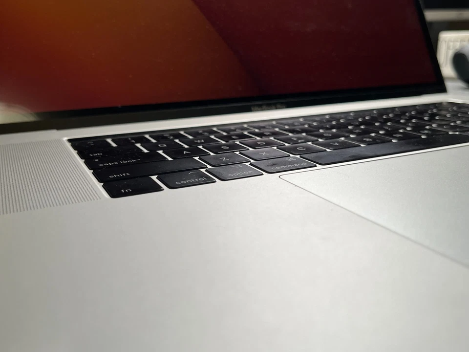 Apple MacBook Pro 15" i7-7820HQ 2,8GHz Radeon Pro 16GB 256GB SSD QWERTY TOP - Bild 2 von 4