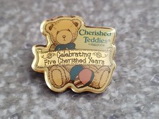 ENESCO CHERISHED TEDDIES 1997 ARTWORK SHOW 5 YEAR CELEBRATION PIN VGUC