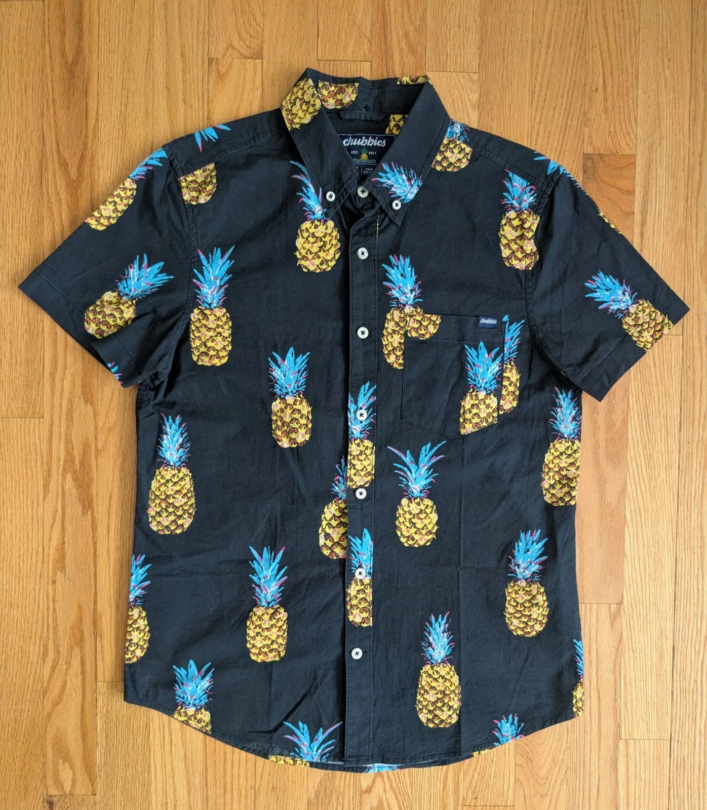 Chubbies Shirt Mens S Black Pineapple Hawaiian Beach Pocket Short Sleeve Cotton