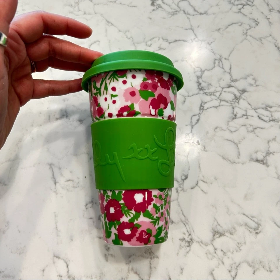 Taza de cerámica con estampado floral Lilly Pulitzer verde rosa blanco con funda de silicona Foto 2 de 4