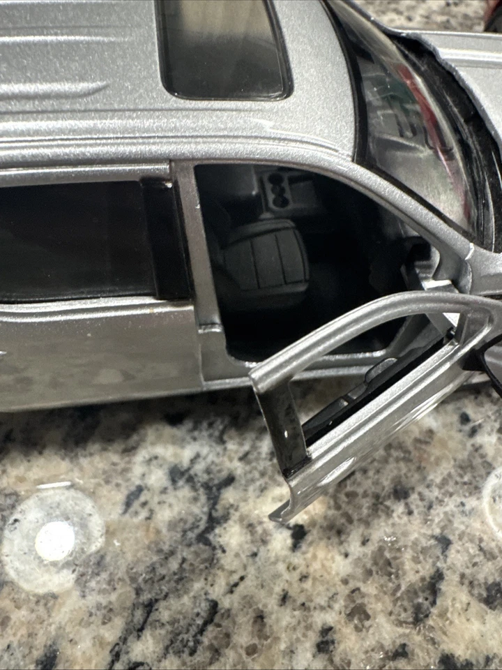 2019 GMC Sierra 1500 SLT Crew Cab Pickup Sliver  Diecast Motormax 79361 - Image 4 of 4