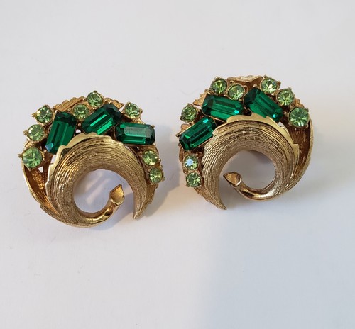 Vintage signierte Coro Ohrclips grüne Strasssteine strukturiert goldfarben - Bild 3 von 10