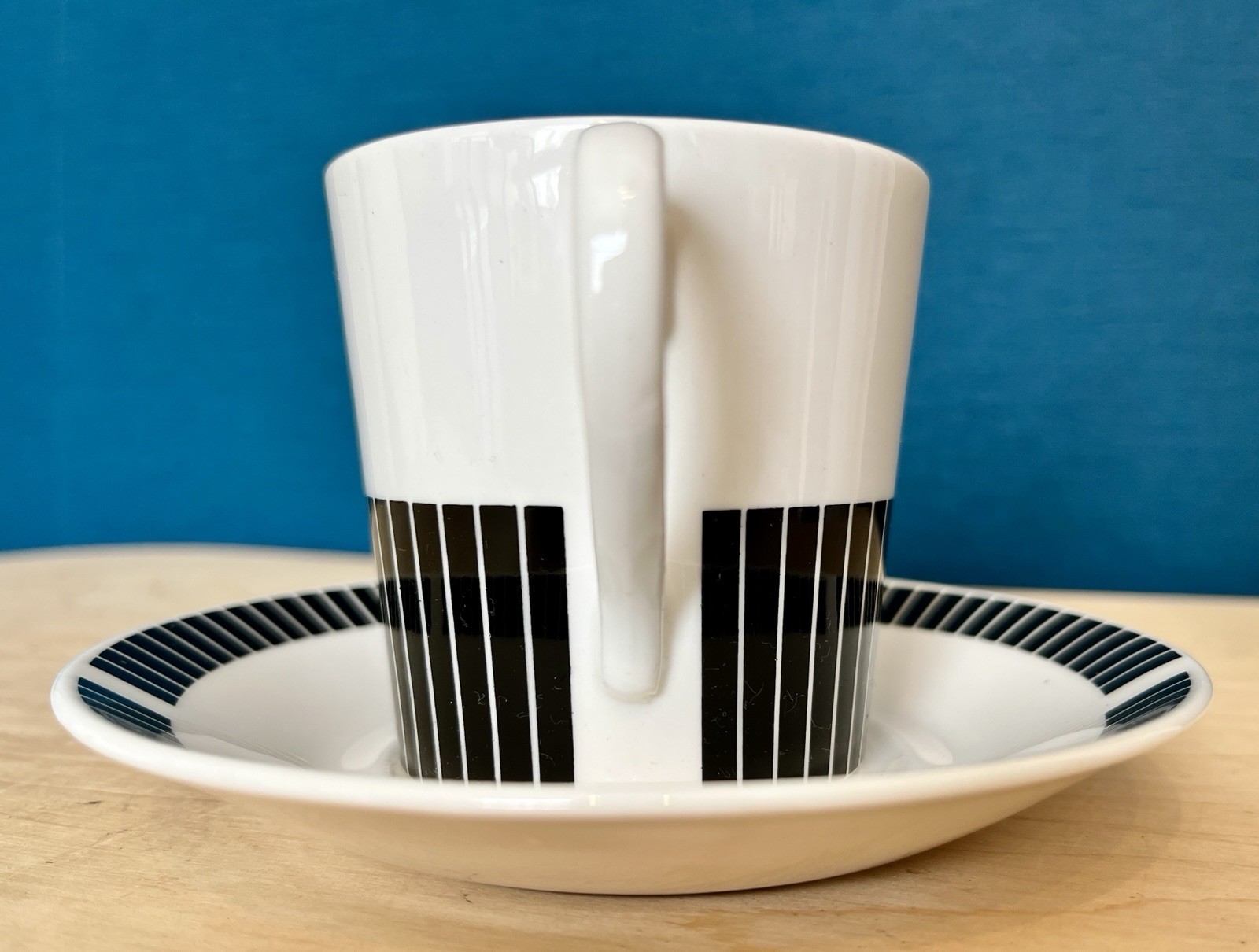 Royal Osborne Black & White Bone China Tea Cups & Saucers Set of 4 1960s image 2