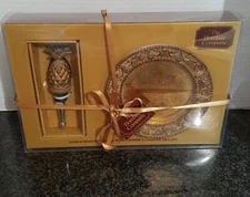 THE BOMBAY CO TWO PIECE RESIN PINEAPPLE WINE STOPPER AND COASTER GIFT SET - NIB