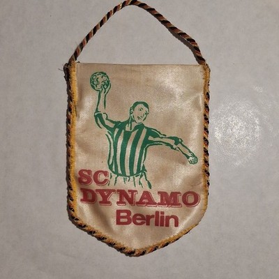 SC Dynamo Berlin Wimpel mit Abzeichen DDR Sammlerstück