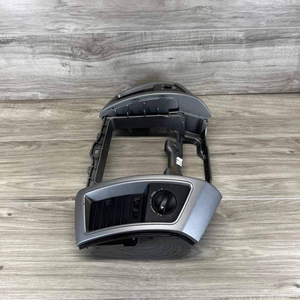 TOYOTA TACOMA 05-11 OEM ЦЕНТРАЛЬНАЯ ПРИБОРНАЯ ПАНЕЛЬ РАДИО ОБОДОК ОТДЕЛКА С ВЕНТИЛЯЦИОННОЙ РЕШЕТКОЙ - Изображение 3 из 4