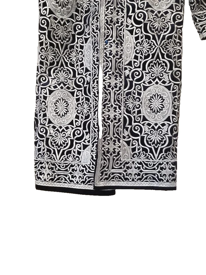 MAJESTUOSO CHAPPAN CEREMONIAL BORDADO ZARDOZI PLATA HOMBRE UZBEKO/TAJIKO Foto 3 de 4