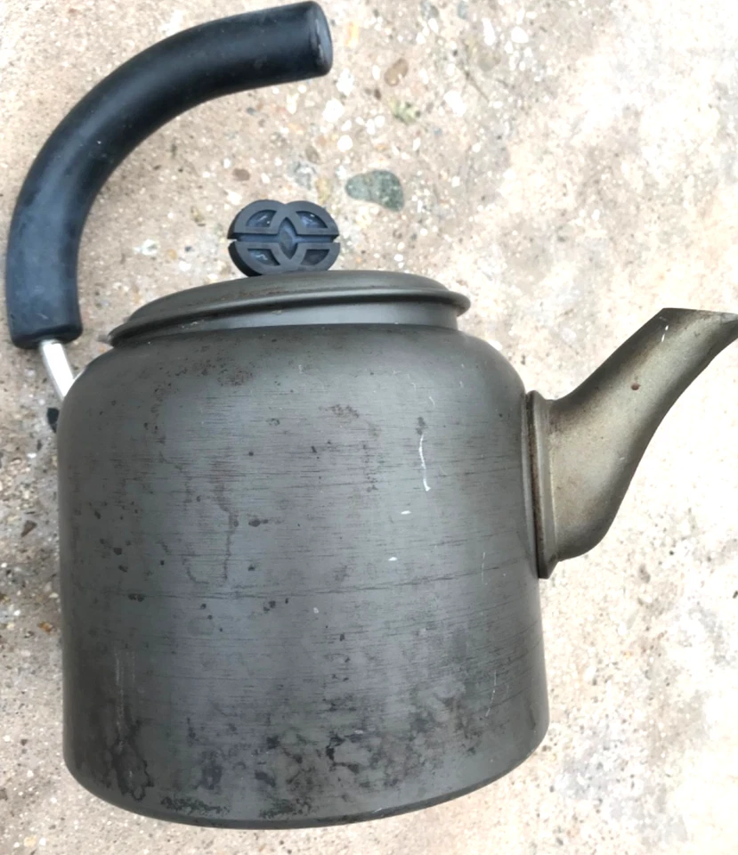 Tetera de metal Calphalon hecha en Irlanda anodizada 2 cuartos decoración con acabado celta Foto 2 de 4