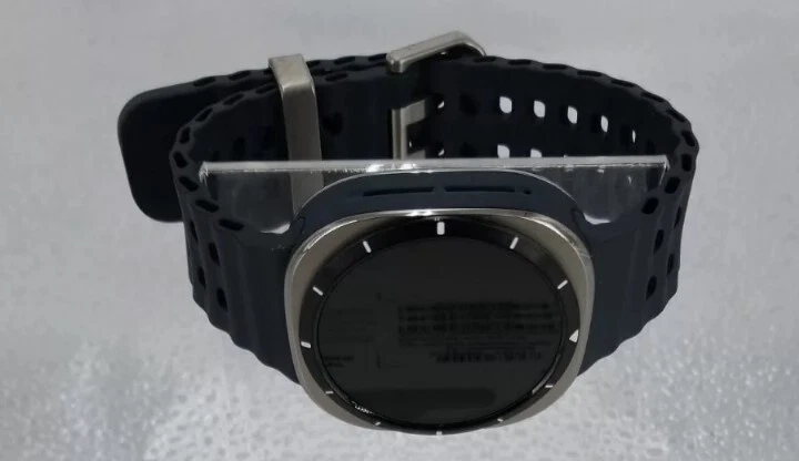 Samsung - Galaxy Watch ULTRA - GPS + LTE - 47mm - Titanium Silver w/ Black Band - Image 3 of 4