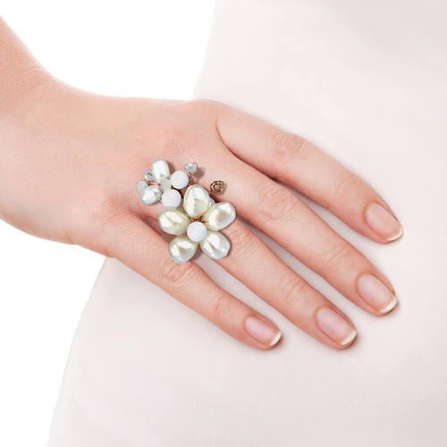 Anillo de perlas blancas de agua dulce con conexiones mariposa y florales - Imagen 5 de 5