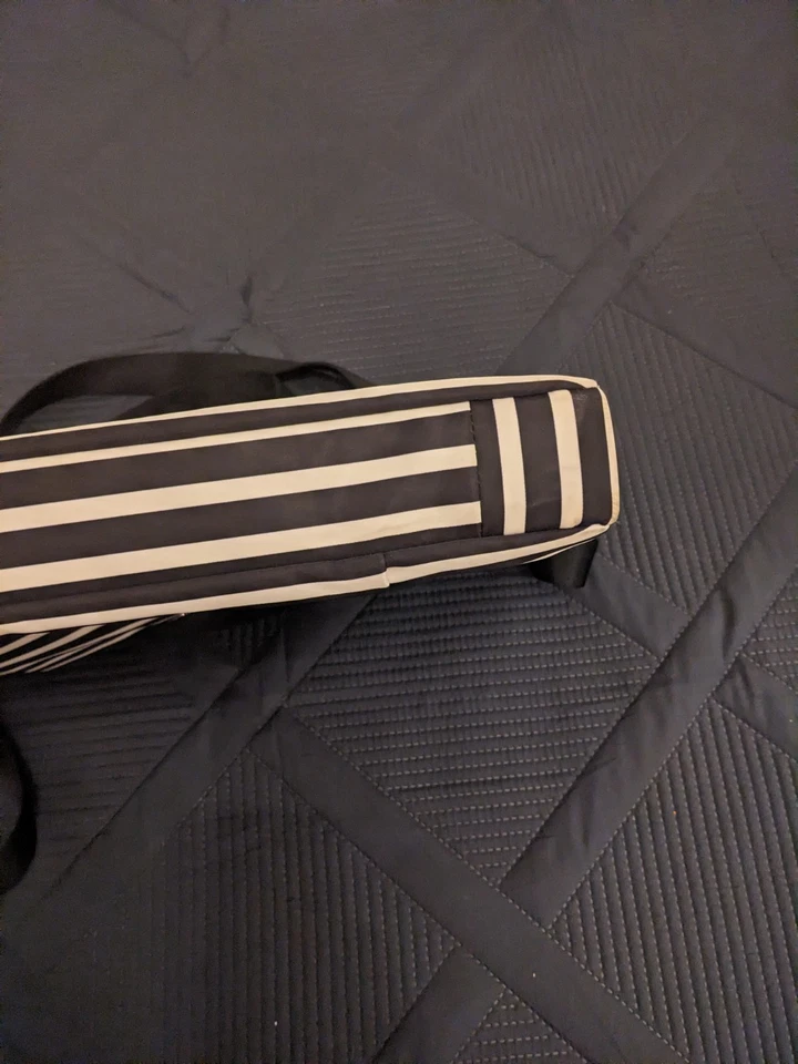 Bolso Kate Spade Lap Top Negro/Blanco Rayas Horizontales Cierre de Cremallera/2 Exterior... Foto 4 de 4