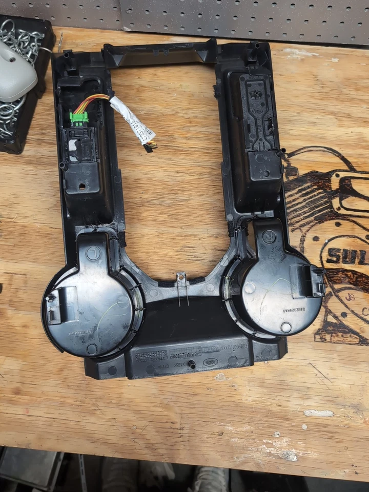 05-09 Land Rover LR3 consola central palanca de cambios bisel de ajuste panel de interruptores múltiples. Foto 4 de 4