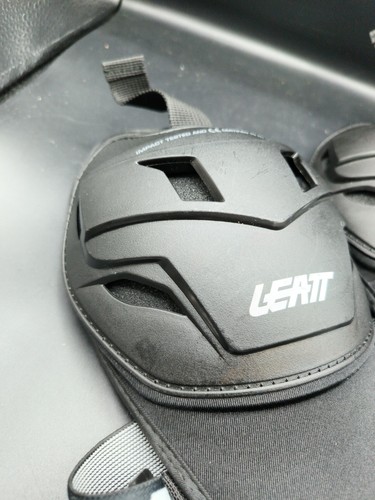 LEATT 4.5 PRO BODY PROTECTOR shoulder pads - BLACK - - Picture 2 of 6