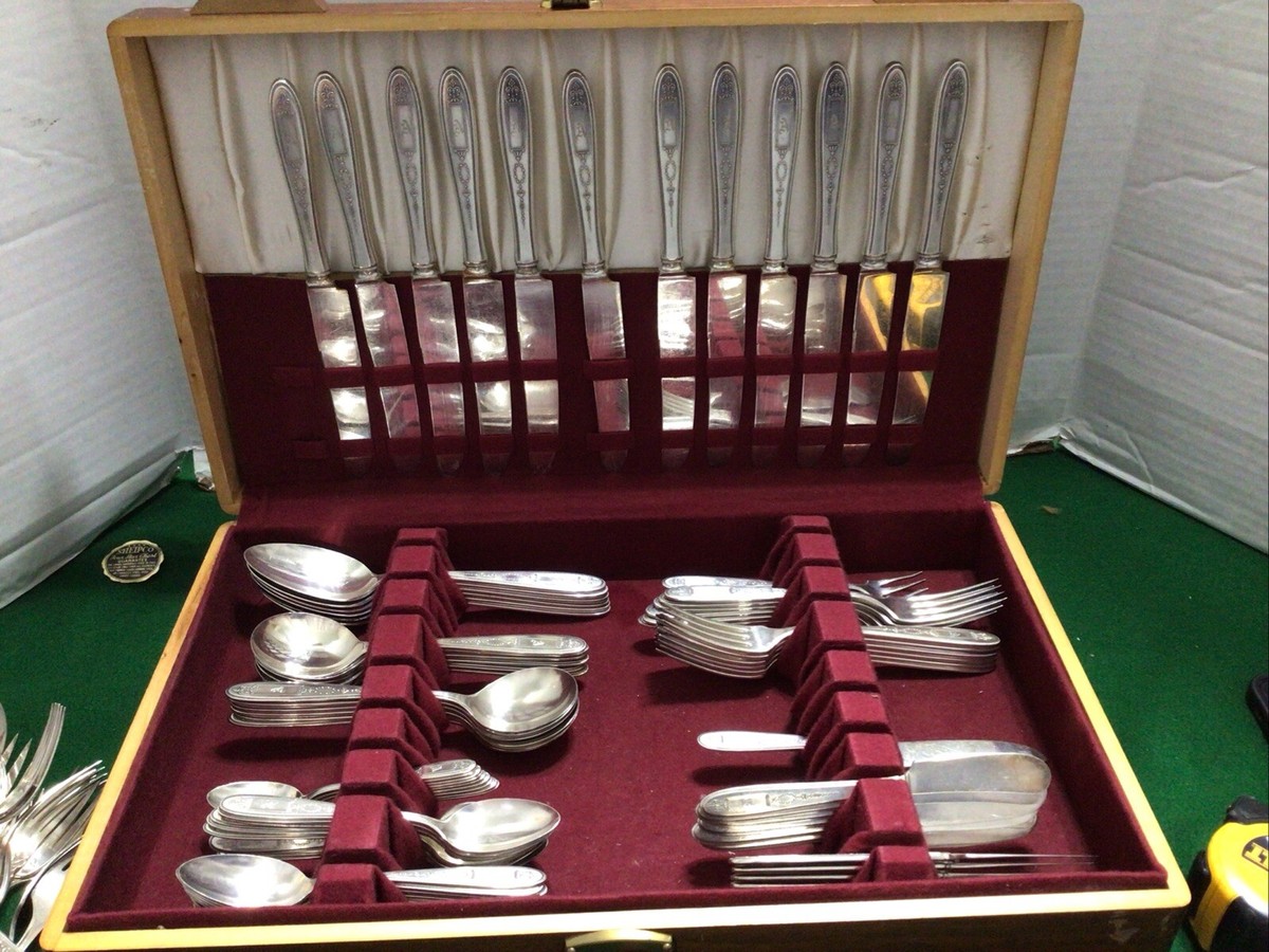 84 Pc Set Community Plate Silverware Oneida, Chest Wood Box