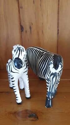 Zwei Zebras aus Holz