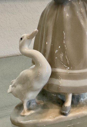 Lladró Porcelain Figurine Farm Girl With Basket & Ducks - Picture 7 of 13