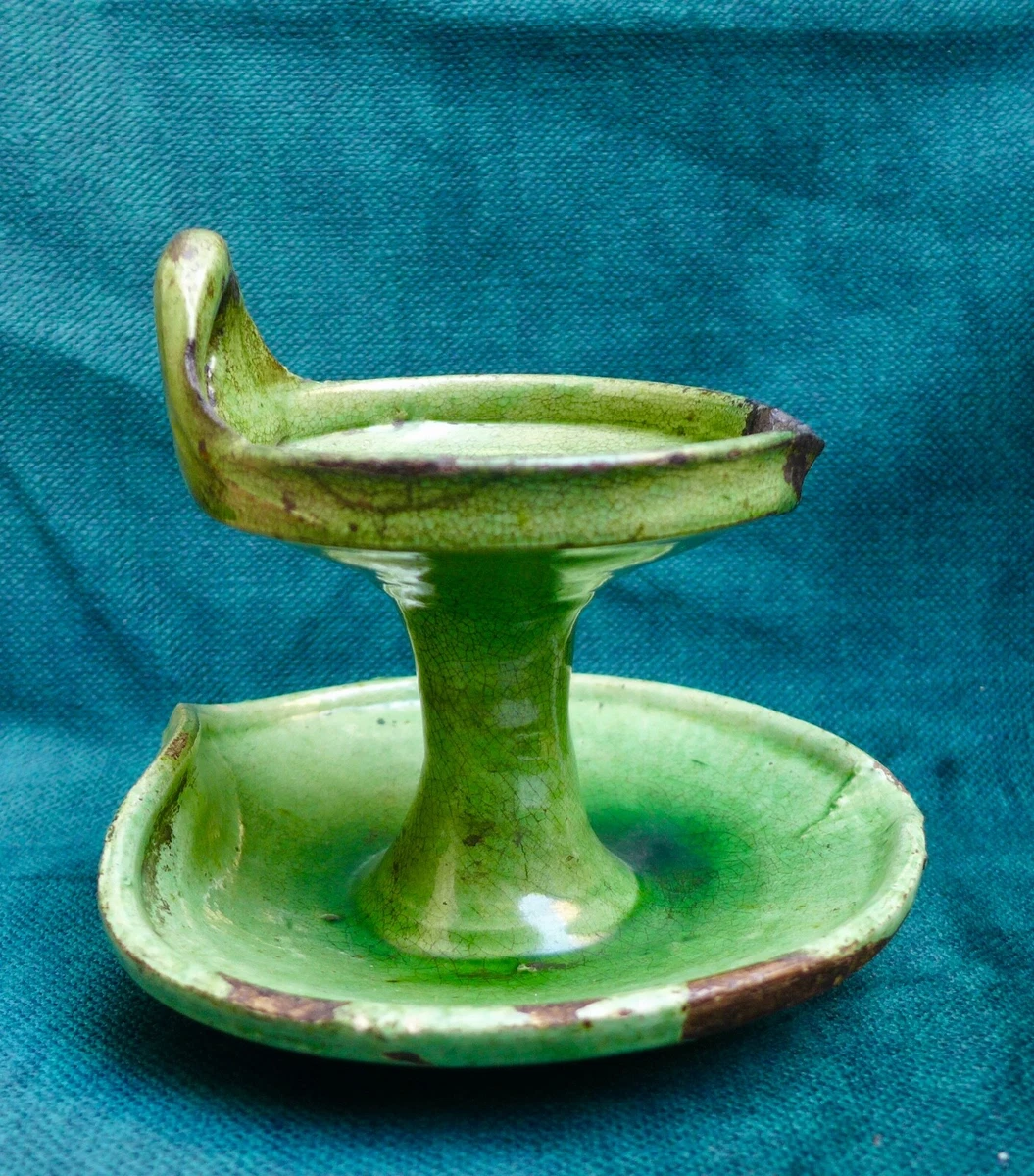 Nice quality and very rare pottery oil lamp first half of 17th. century Dutch