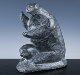 VINTAGE CANADIAN INUIT CARVED SOAPSTONE POLAR BEAR HUNTING SEAL FIGURINE N/R