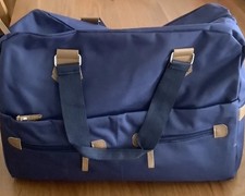 Brandneu mit Etikett Canvas faltbare flache Wochenend-/Übernachtungstasche mit Reißverschluss.  Navy & Tan. Neu, unbenutzt