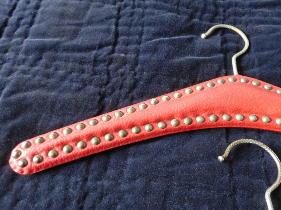 2 Stück alte original deutsche Nieten Kleiderbügel für Garderobe, ROT + SCHWARZ - Bild 2 von 4