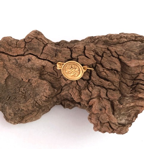 Broche prendedor de peroné miniatura medieval dorado decoración floral alrededor del año 1000 dC - Imagen 4 de 8