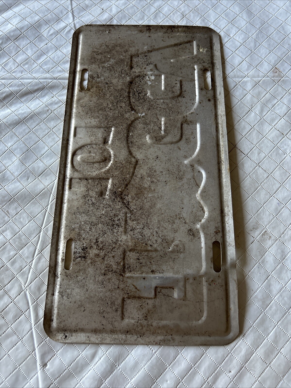 Vintage Froggy 101 FM Radio Metal License Plate Frog