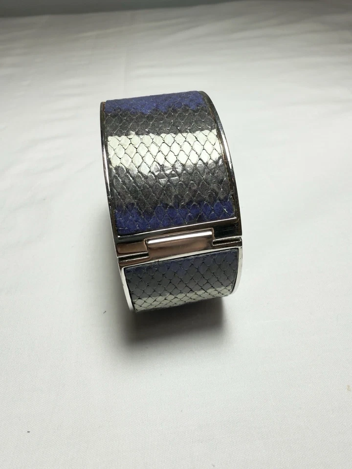 Pulsera Henri Bendel de cuero en relieve piel de serpiente con bisagras pieza de pasarela de los años 80 Foto 4 de 4