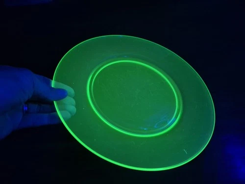 Vintage Green Depression Uranium Vaseline Glass 9.5" diameter Dinner Plate, USA