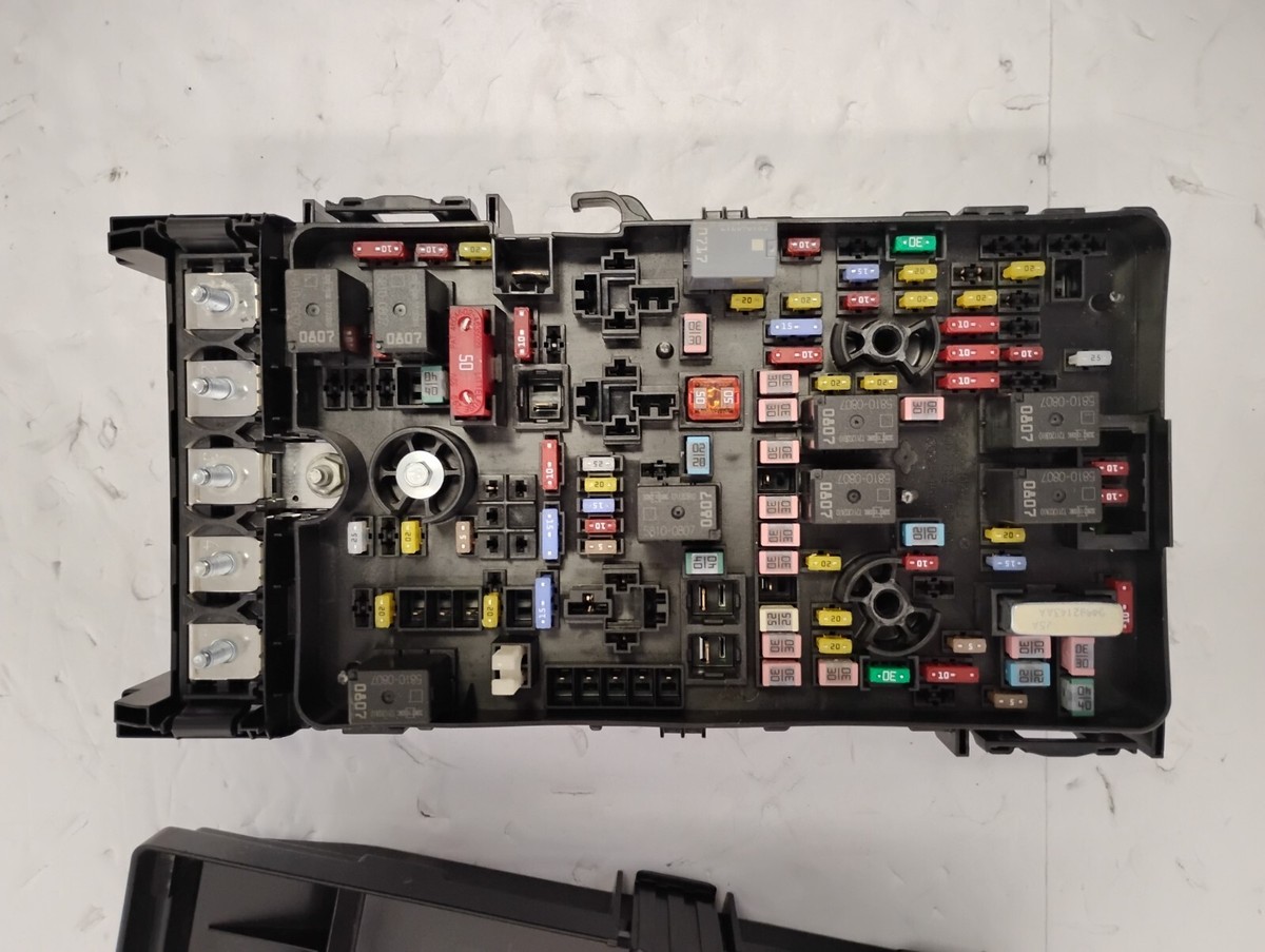 2020-2022 Chrysler Voyager Fusebox Fuse Box Relay Module with Lid