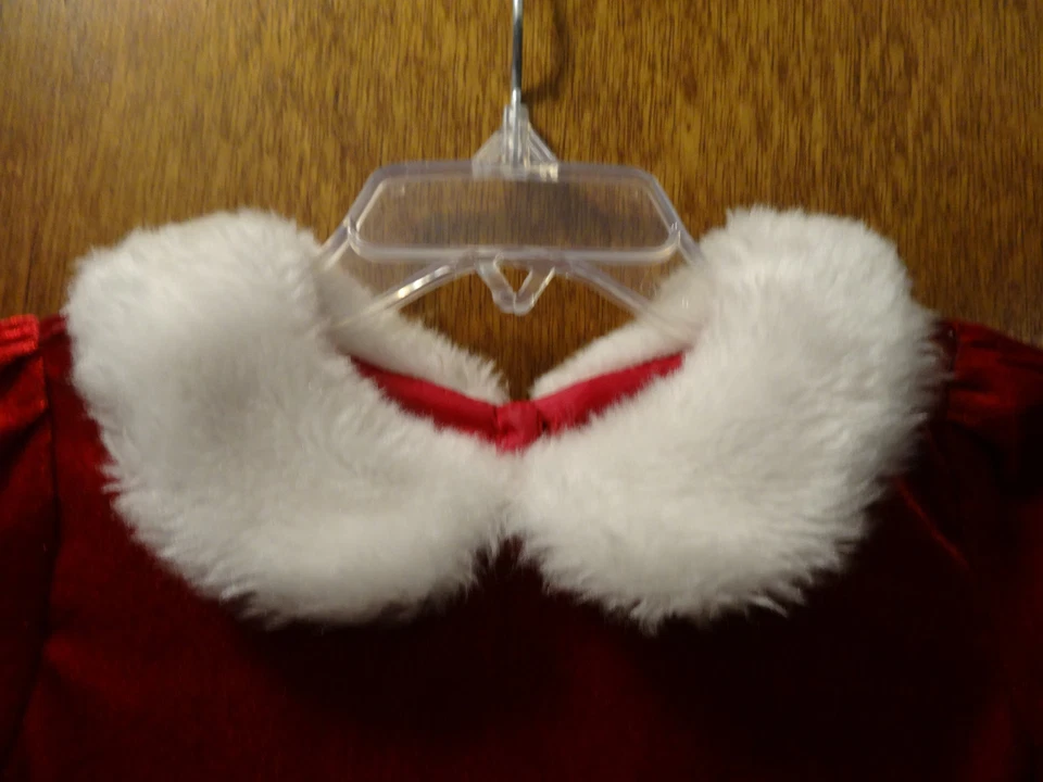 Vestido de Navidad Wonderkids Rojo Blanco Cuello de Piel Sintética Tul Sin Mangas Niñas 24M Usado en Excelente Condición Foto 4 de 4