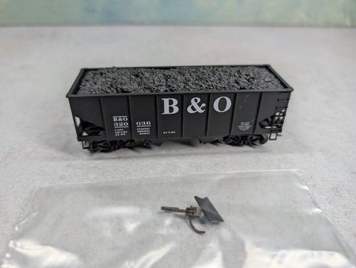 Tolva de 2 bahías Accurail escala HO USADA con carga de carbón B&O #320036 leer | Zustand: Used
