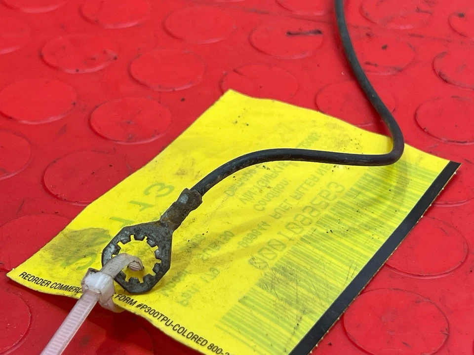 07-14 Chevy Suburban GMC Yukon XL Conjunto de cuello de llenado de combustible OEM 22951218 Foto 2 de 4