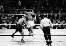 Larry Holmes Lands A Right Punch V Mike Tyson Old Boxing Photo